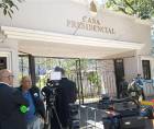 Ambiente en las afueras de Casa Presidencial previo a la reunión.