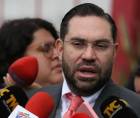 Fotografía a Jorge Cálix en medio de una conferencia de prensa.