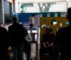 Imagen de personas llegando a un puesto de votación este domingo, durante las elecciones presidenciales, legislativas y regionales en Brasil