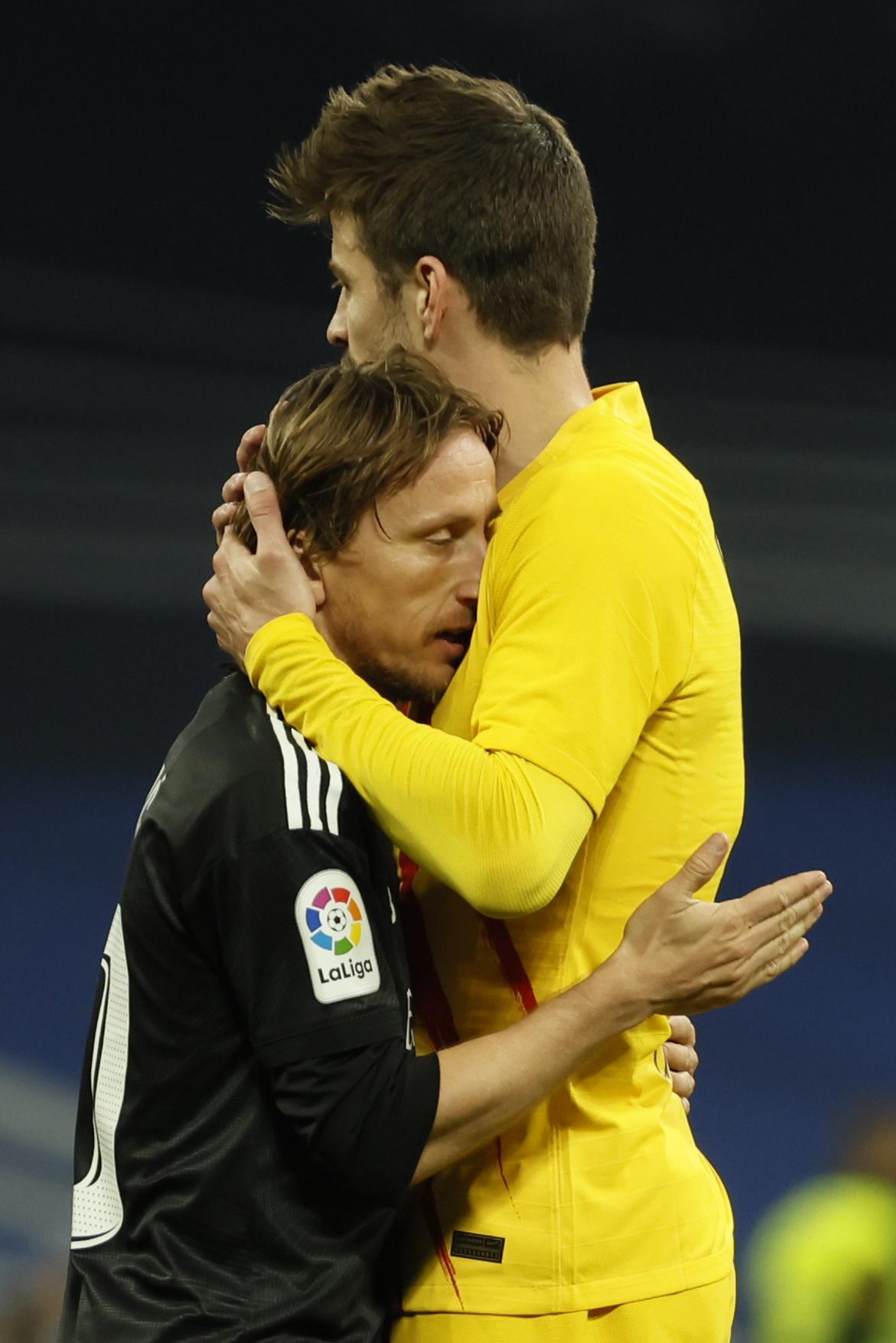 Gerard Piqué fue a consoldar a Modric que estaba destrozado tras la goleada. Foto EFE.