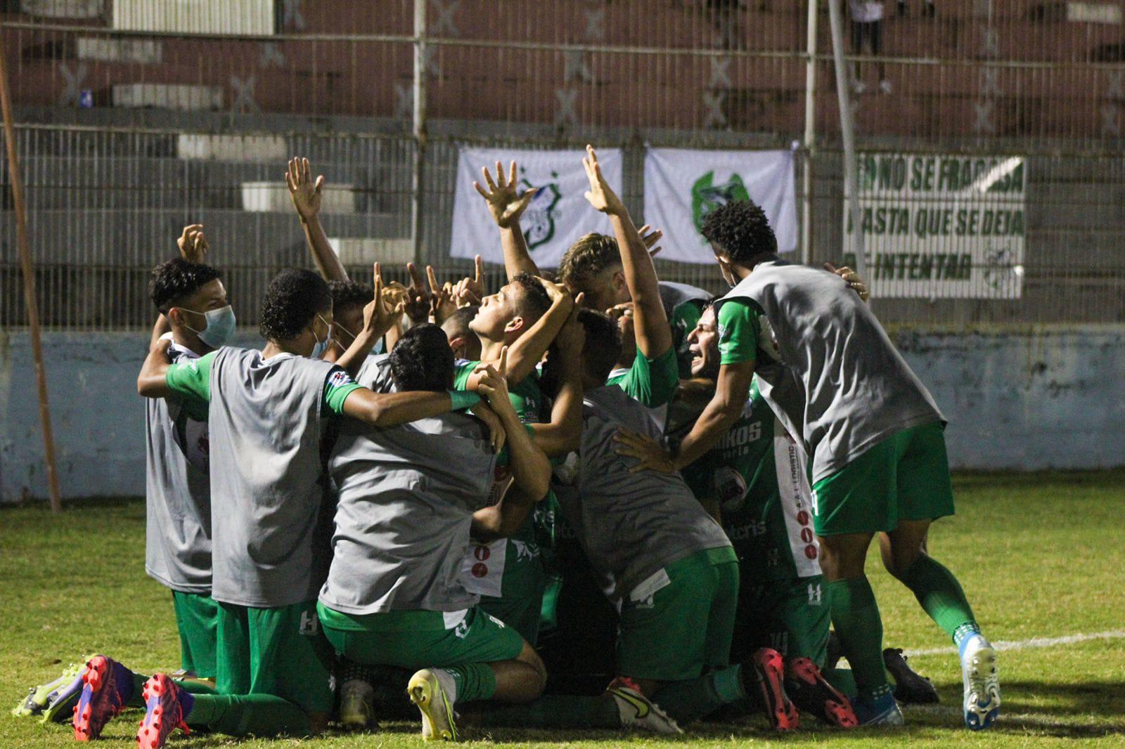 Así festejaron los jugadores del Platense el gol de André Orellana.