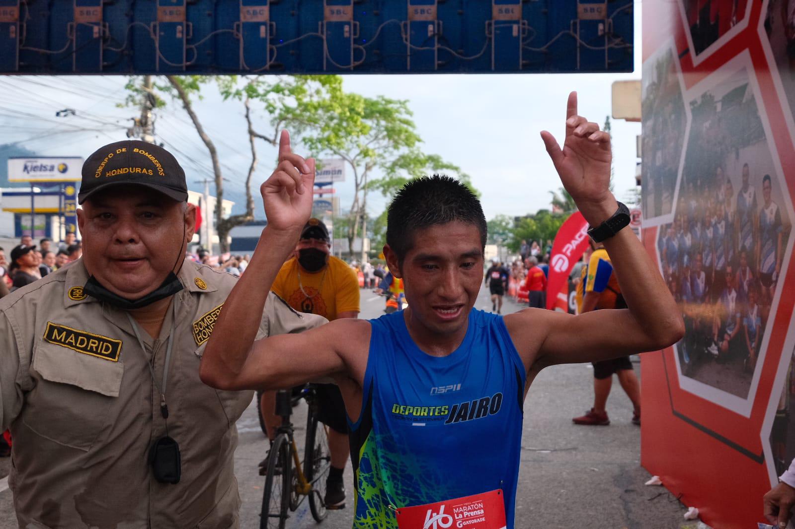 El corredor chapín celebrando tras cruzar la meta de la Maratón de LA PRENSA.