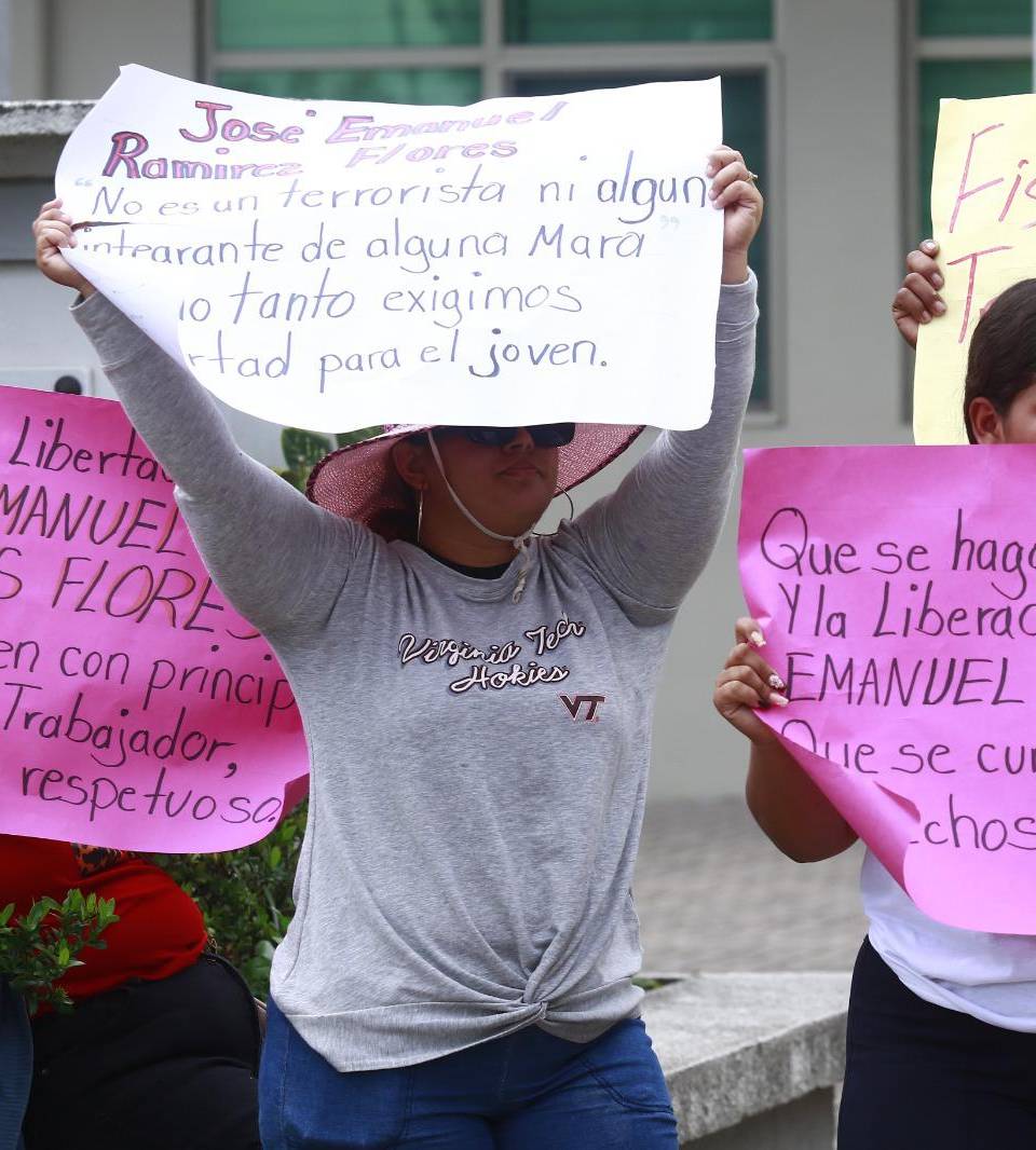 Los manifestantes llegaron con pancartas en las que solicitaron justicia y una investigación sobre las detenciones denunciadas.