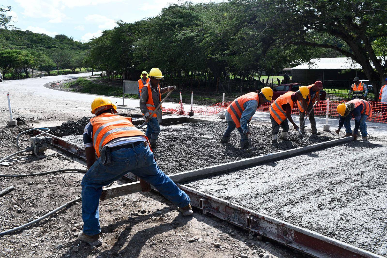 $!La inversión pública ha sido lenta, a juicio del Cohep. En la imagen, trabajadores construyen la nueva carretera que une a La Esperanza, Intibucá con Siguatepeque, Comayagua.