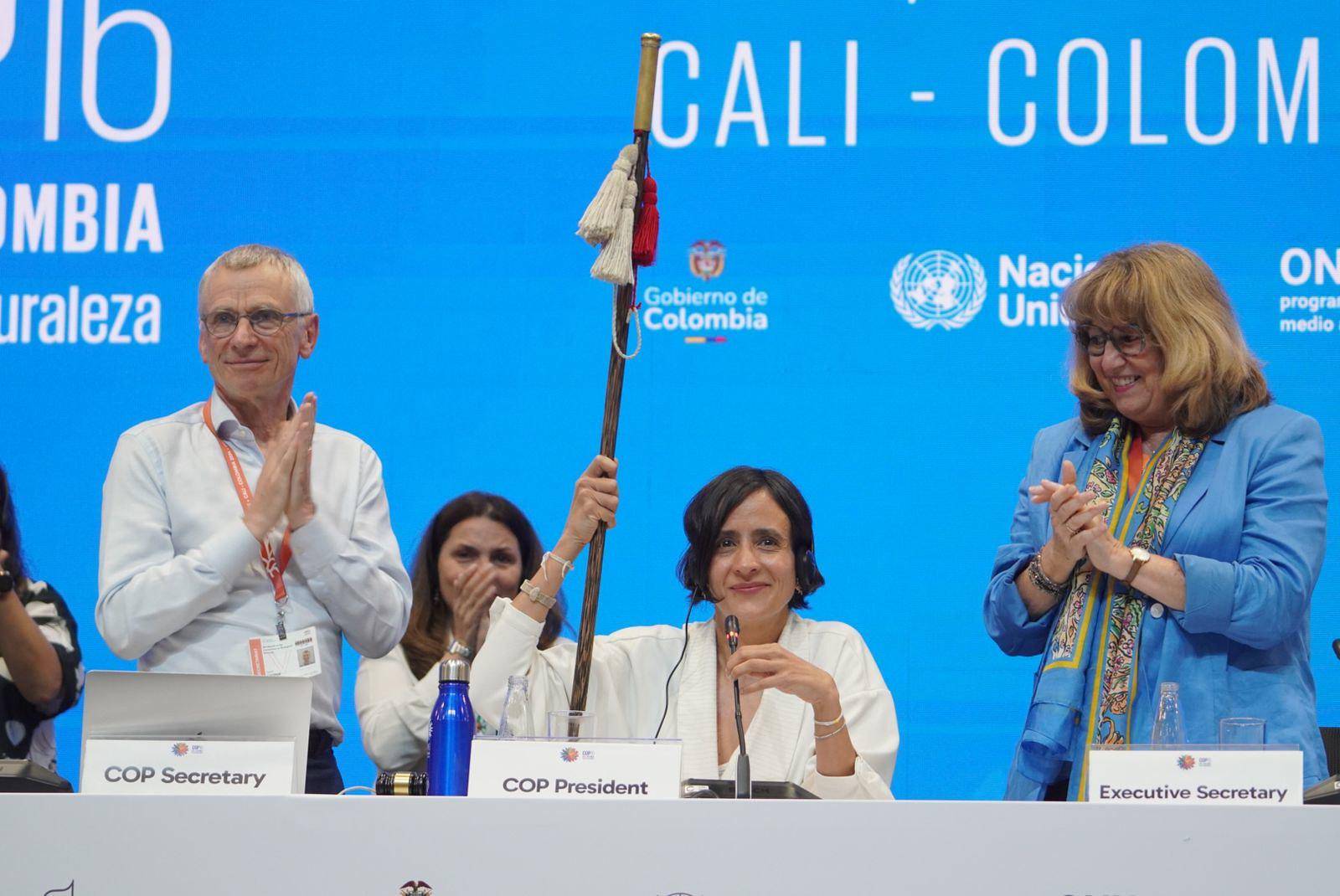 $!Susana Muhamad, ministra de Colombia y presidenta de la COP16, celebra la adopción del órgano subsidiario sobre el artículo 8j.