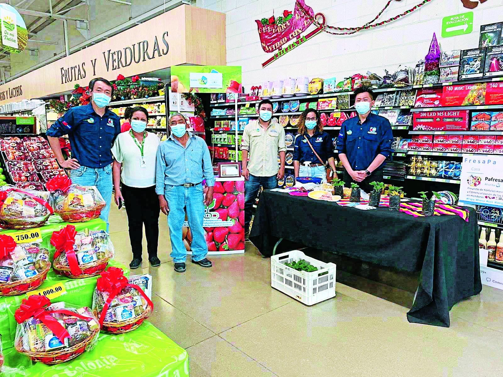 Ventas. Lograron poner sus fresas en un supermercado.