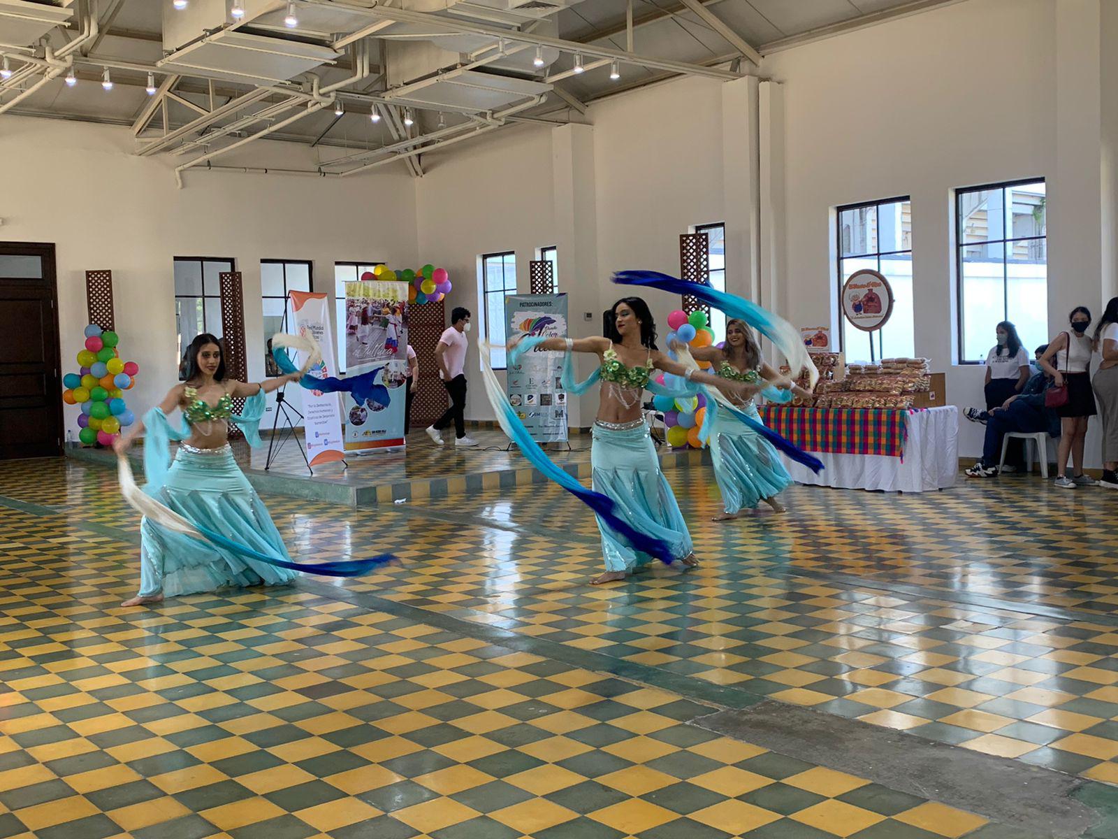 Jovenes deleitan con una pieza de danza árabe.