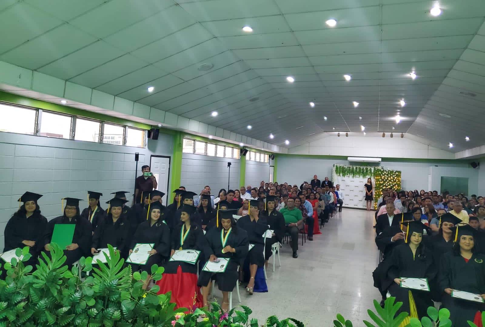 $!Graduandos de UTH.