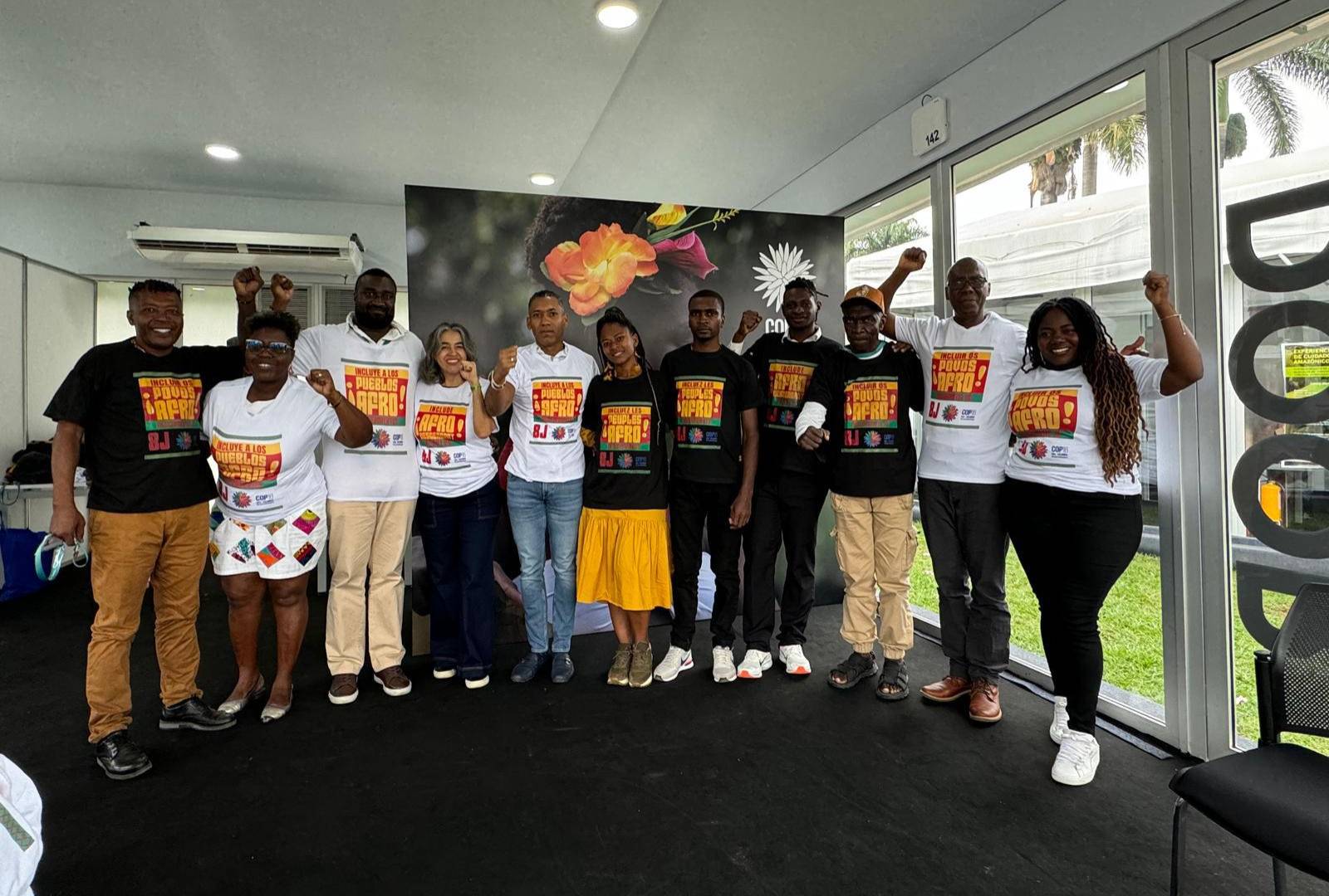 $!Activistas afrodescendientes usan camisas con el mensaje “Incluye a los pueblos afrodescendientes” en los idiomas principales de la COP de Biodiversidad.