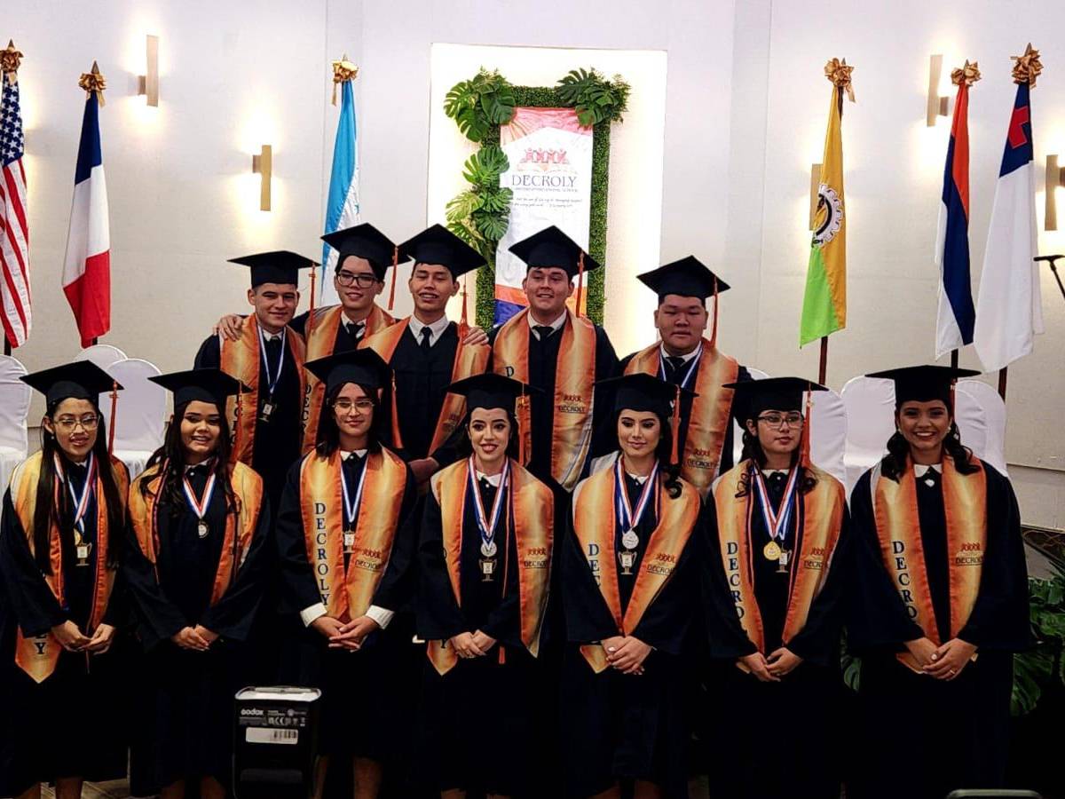Alegría y elegancia en los graduados de la Decroly Christian International School