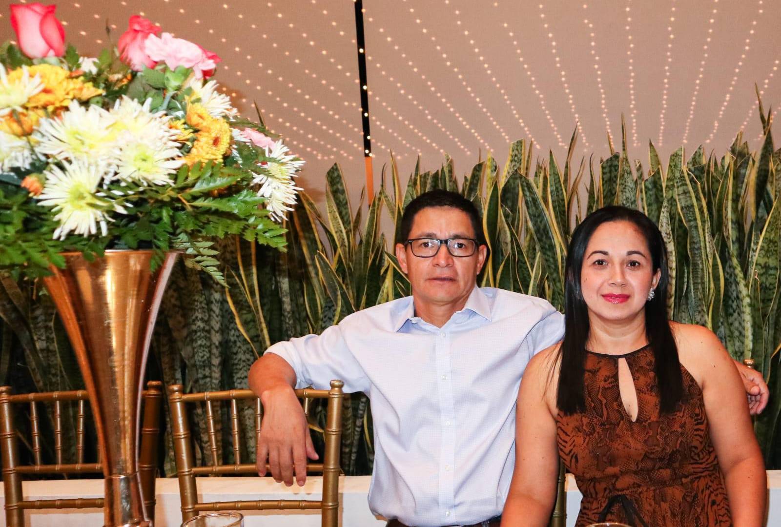 $!Yovani Contreras y su esposa Nori Trigueros, sobrina de don Adolfo, presentes en esta emotiva celebración familiar.