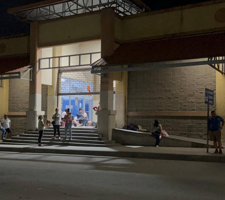 Migrantes esperando bus en la Central Metropolitana de Buses.