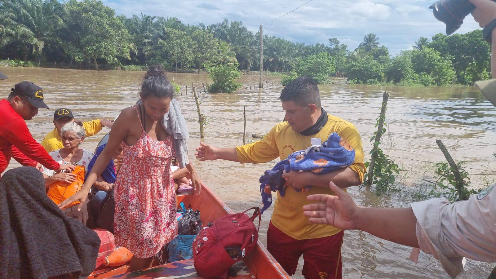 $!Luego de varias horas de rescate los cuerpos de socorro de Choloma lograron evacuar a 33 de los más de 120 pobladores que permanecen sobre los bordos del Ulúa y el Chamelecón.
