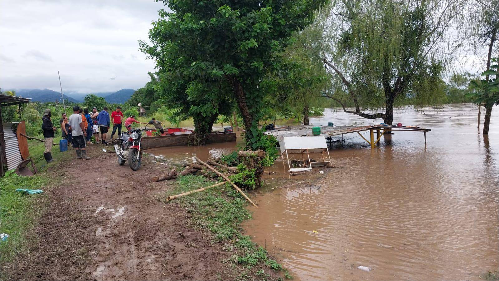 $!Pobladores de la Duarte se inundaron, mientras en Urraco trataban protegerse.