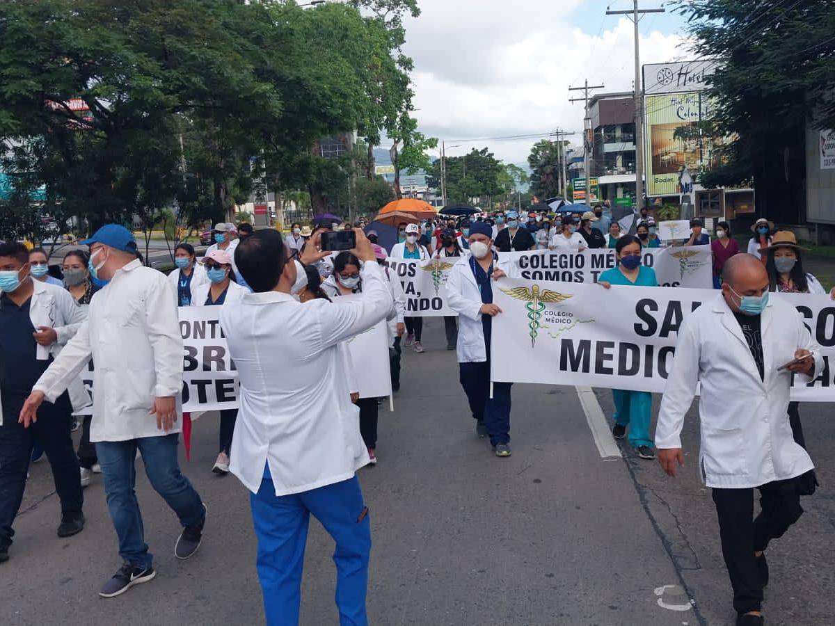 Médicos protestan por cuarto día y exigen pagos atrasados