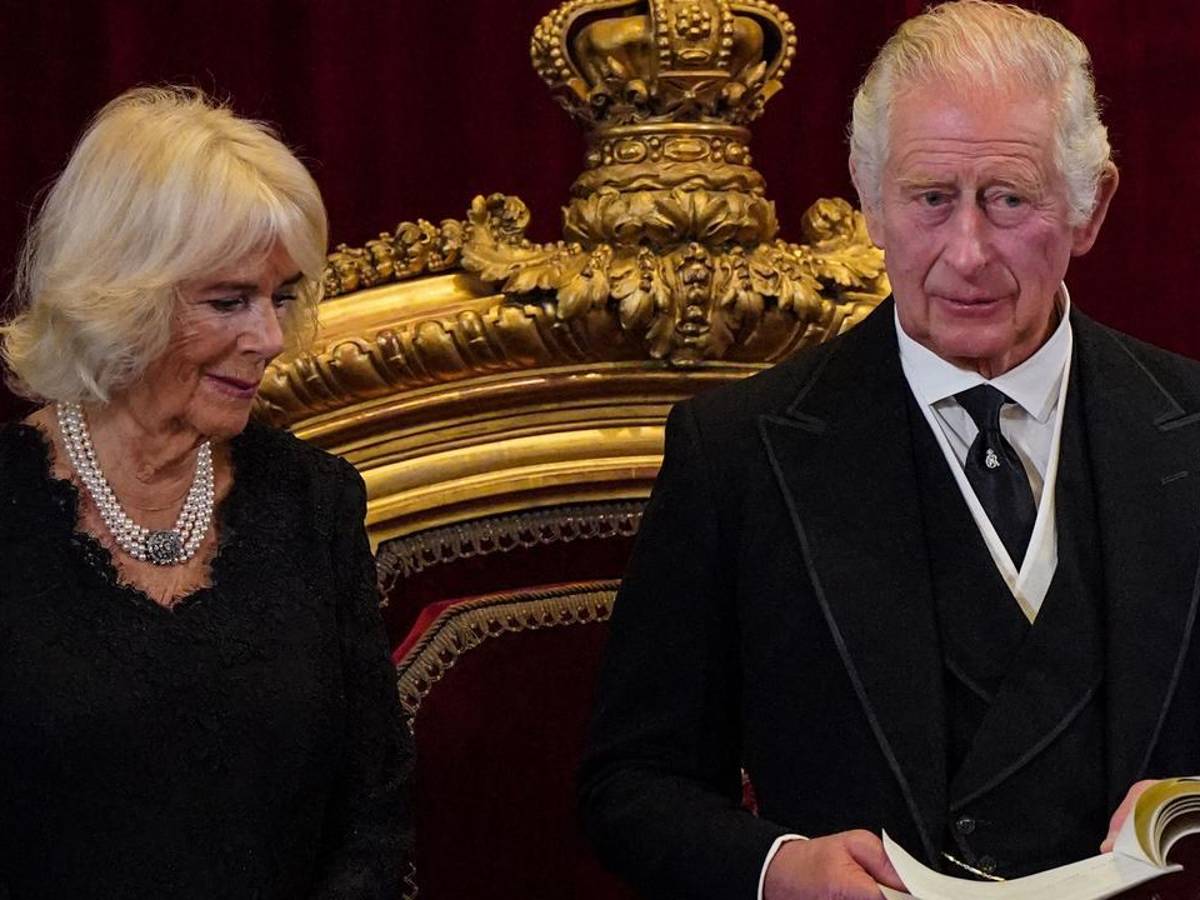 Una asistente de Carlos III dimite tras ser acusada de comentarios racistas