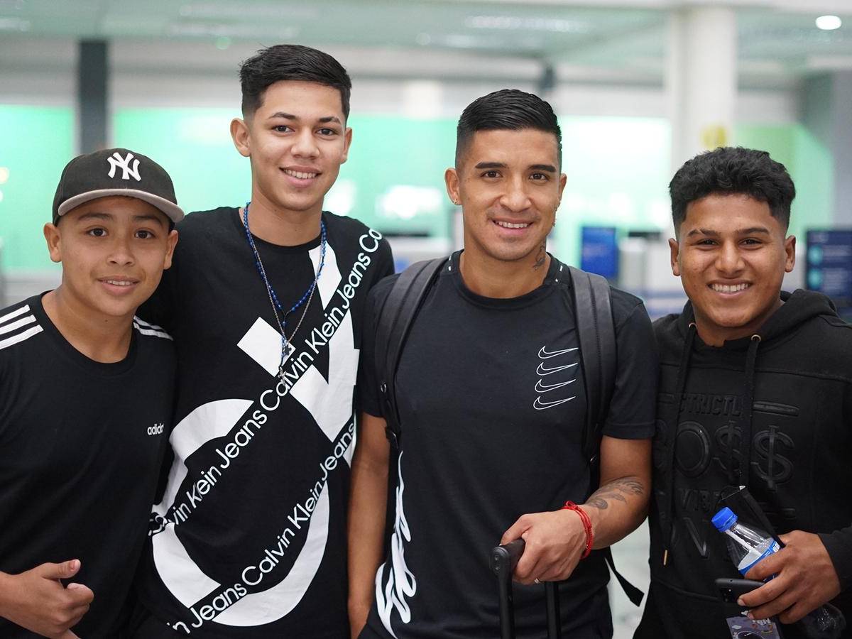 Chirinos aprovechó el momento para tomarse fotografías antes de partir a Grecia.