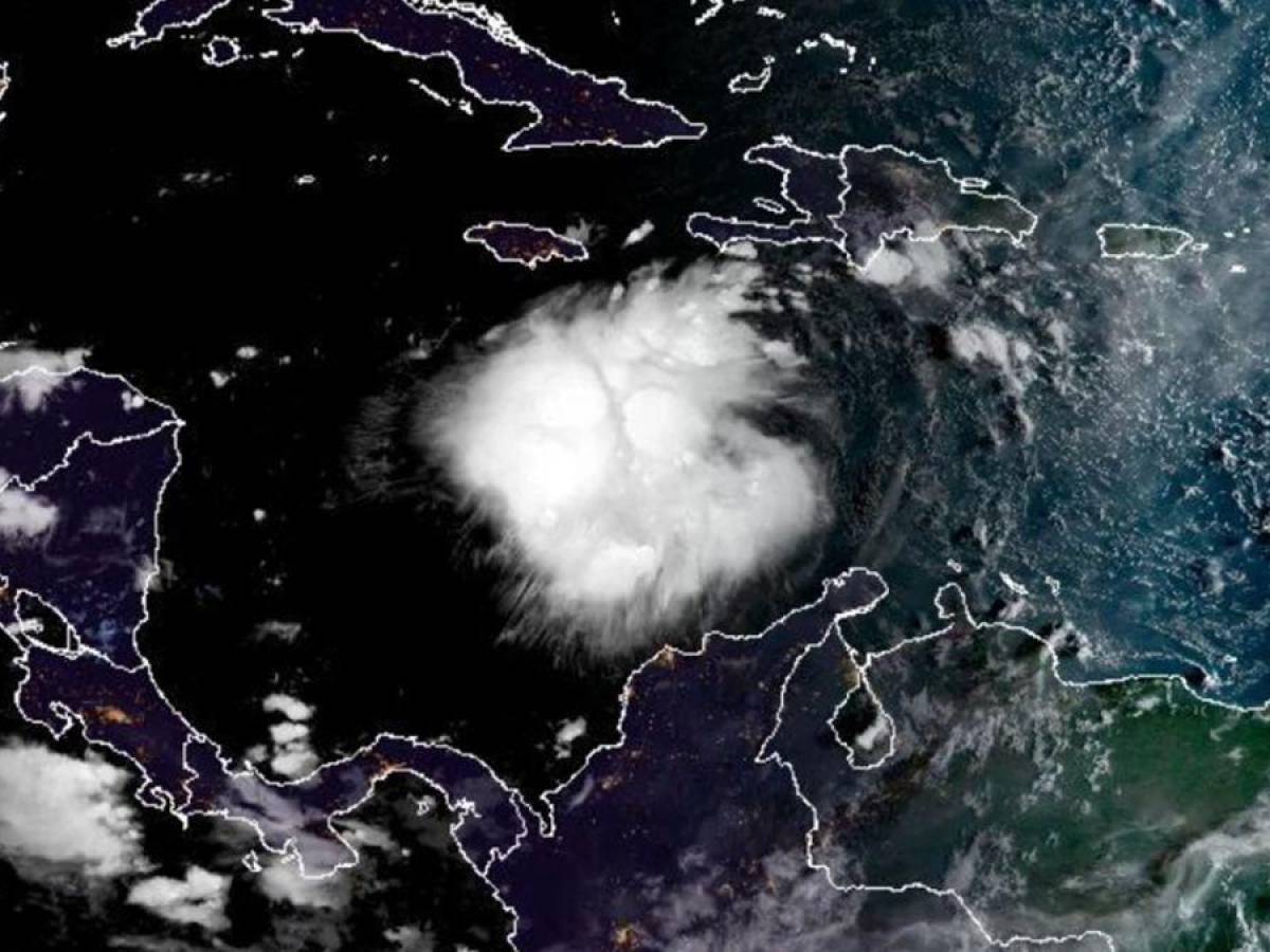 Ian avanza hacia Islas Caimán a la espera de convertirse en huracán