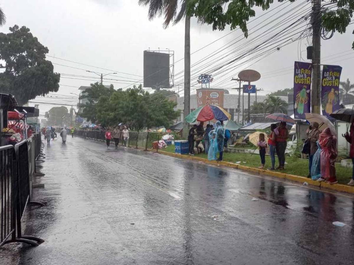 Bajo la lluvia realizan desfile de carrozas en San Pedro Sula