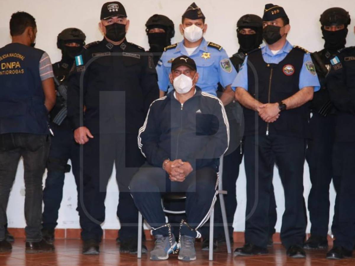 Esposado de pies y manos presentan a Juan Carlos “Tigre” Bonilla tras ser capturado