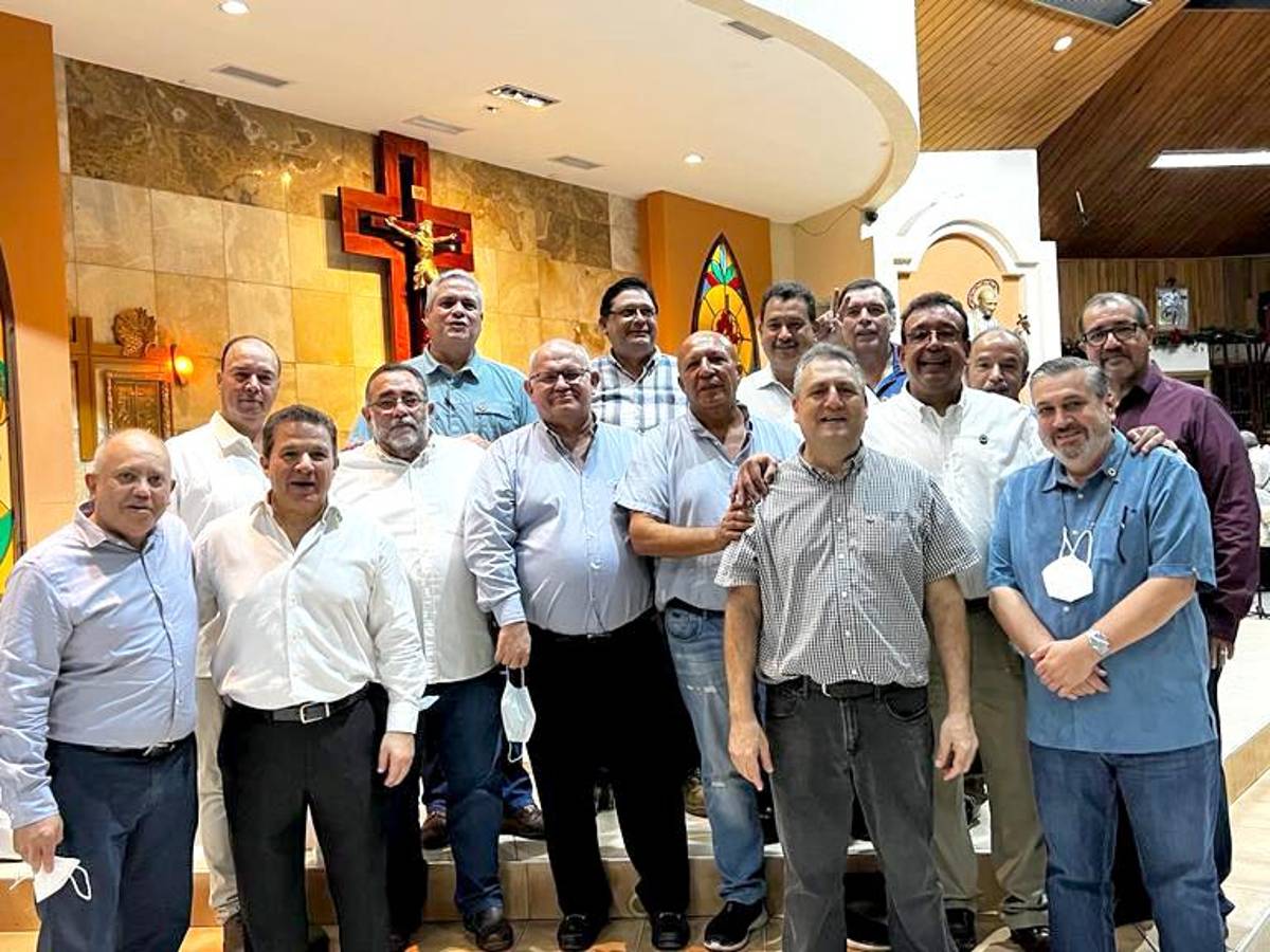 Los exlasallistas luego de la misa en la parroquia San Vicente de Paúl.