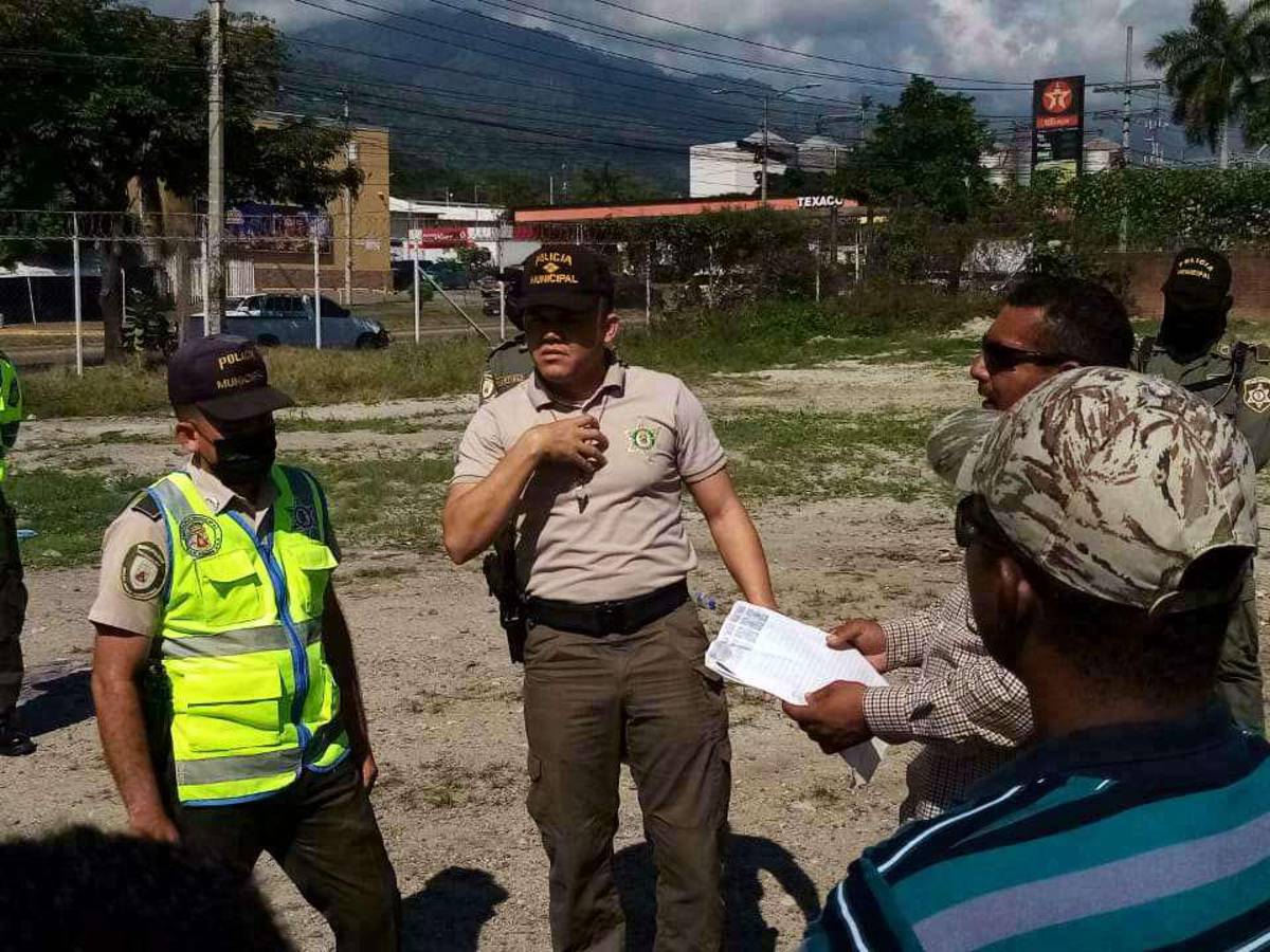 Hubo discusiones entre las partes pero la Policía Municipal dice que no hay desalojo pero las supervisiones son normales.