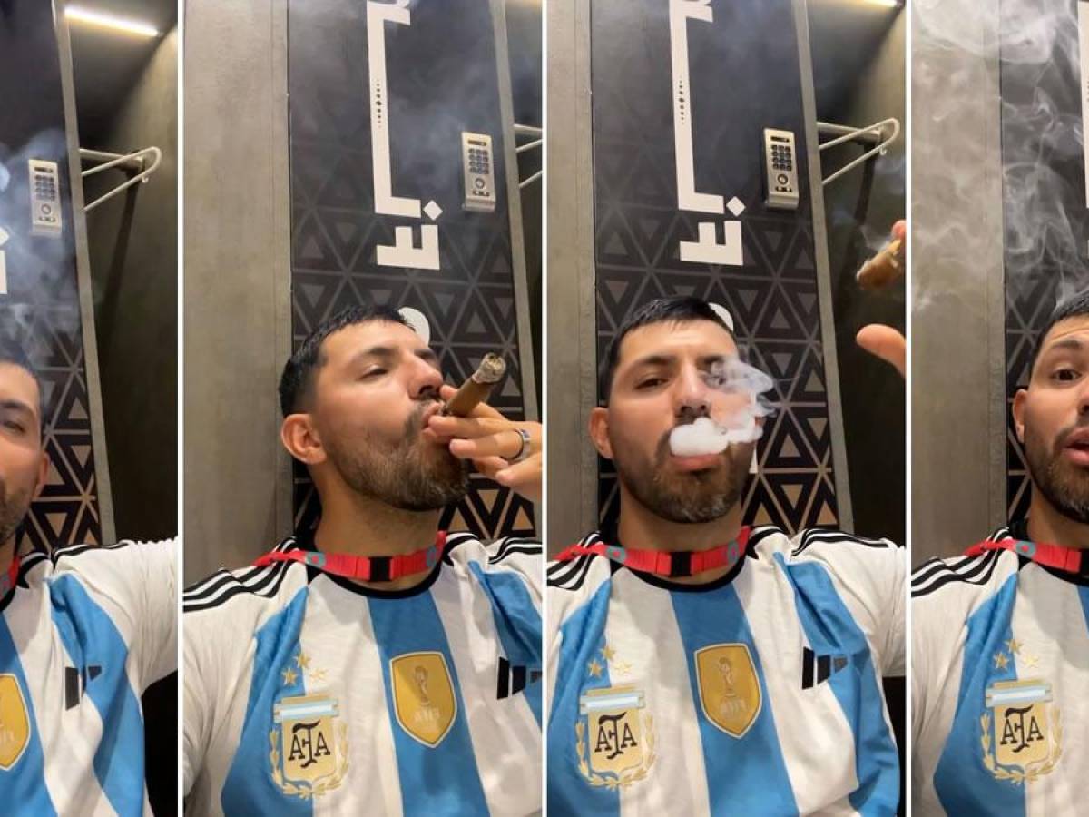 ‘El Kun’ Agüero fumando un puro en los festejos de la selección argentina en el vestuario.