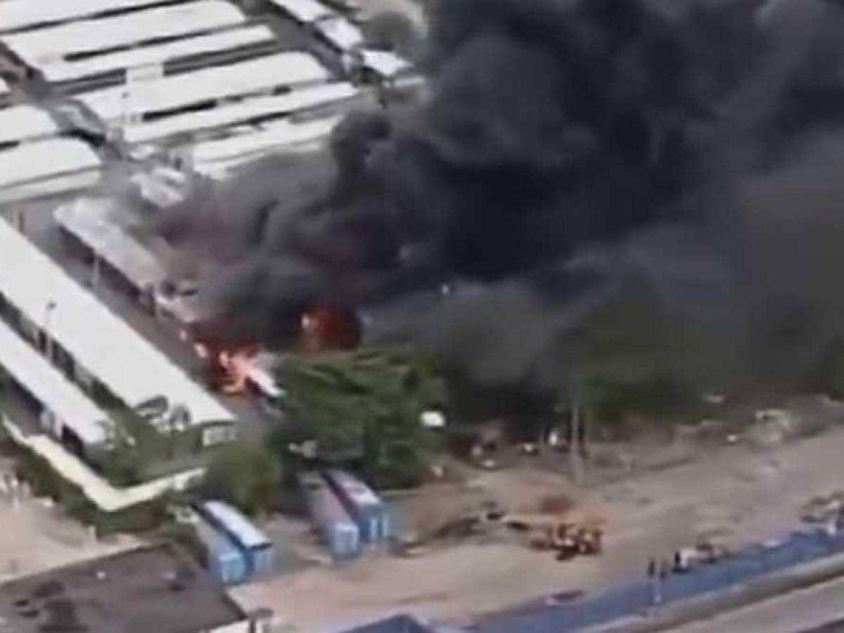 Se incendia mercado de pulgas más grande de Miami, Florida