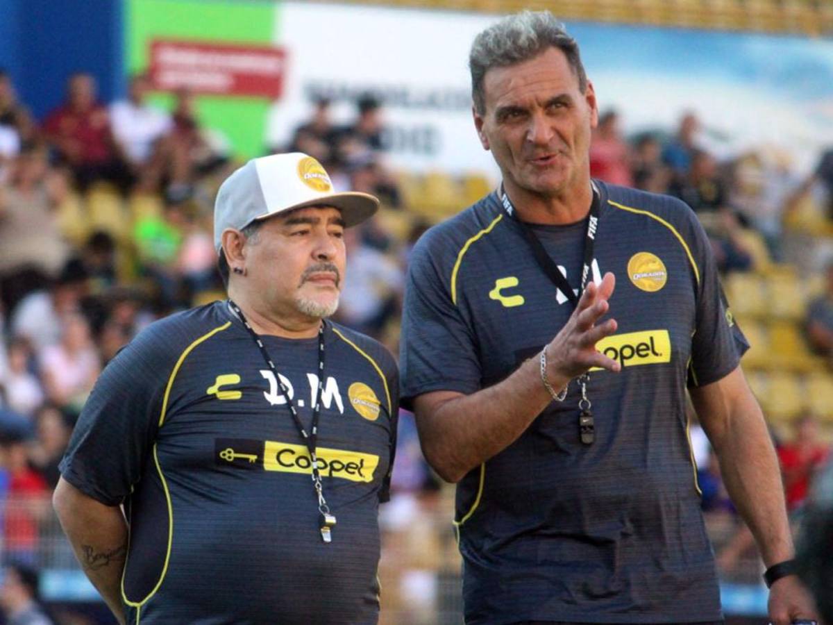 Luis Islas (derecha) fue asistente de Maradona en su etapa con Dorados en la Liga de Ascenso de México.
