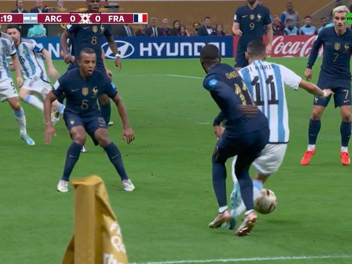 Momento donde Ángel Di María fue derribado en el área.