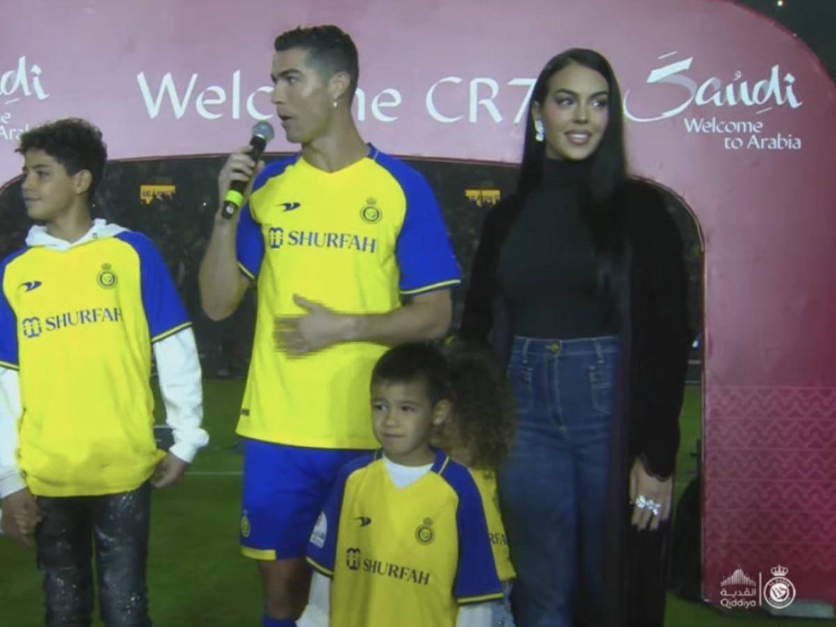 Cristiano Ronaldo junto a su familia en la presentación con el Al-Nassr.