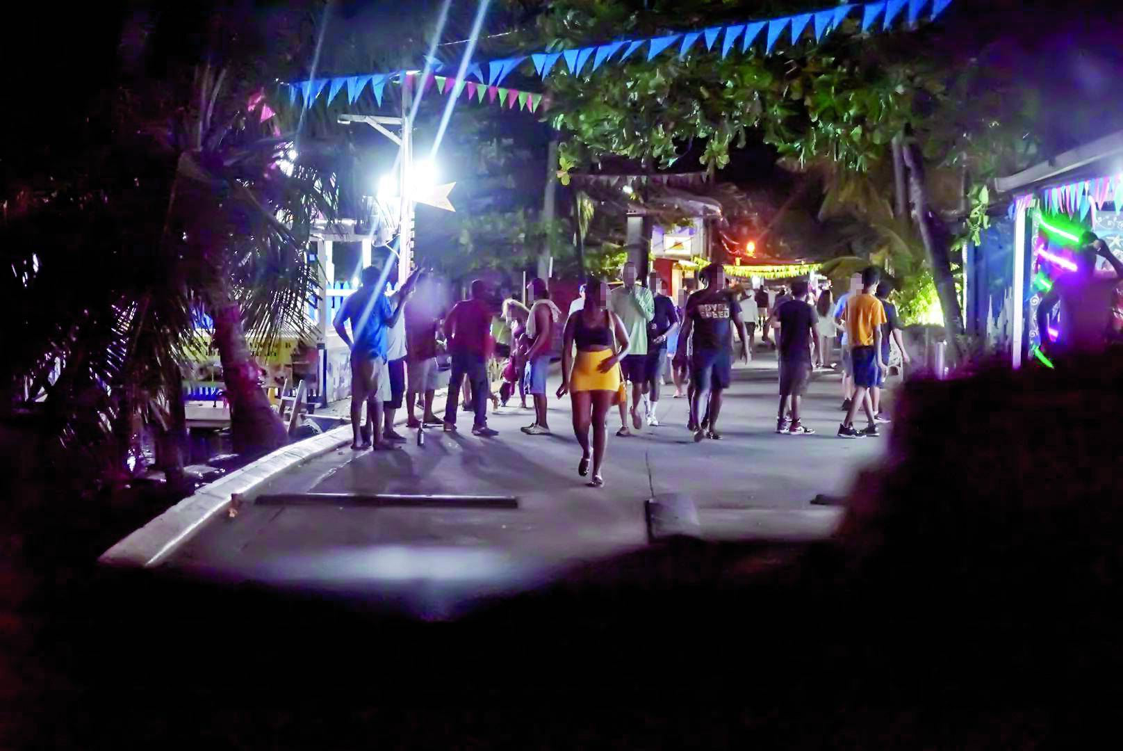 $!LA PRENSA Premium se internó en Roatán para evidenciar la venta de drogas y constatar en primera persona el agresivo comercio sexual.