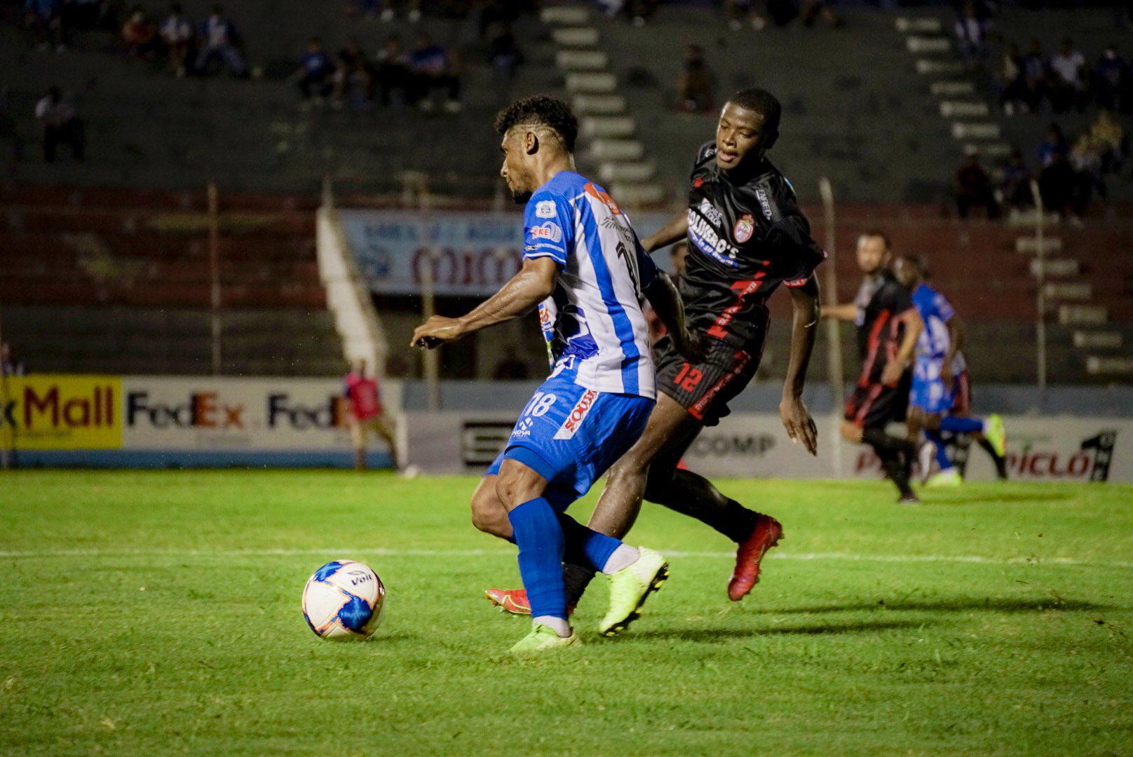 Arnaldo Urbina, del Victoria, conduce el balón ante la marca de Roney Bernárdez.