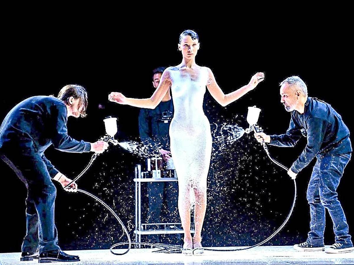 El vestido con un spray especial que se diseñó directo en el cuerpo de la modelo Bella Hadid durante la Semana de la Moda de París.