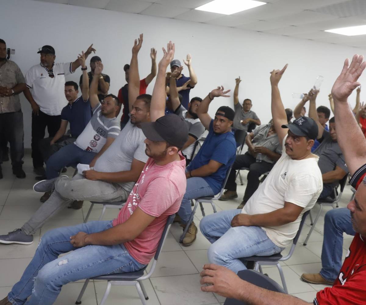 Los transportistas paralizaron sus unidades desde el lunes y ayer en dialogo con las autoridades firmaron acuerdos dando un plazo de 45 días para ser cumplidos.