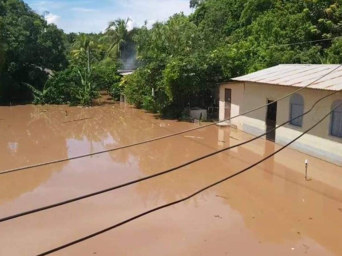 El río Ulúa se desborda y corta el paso en Pimienta, Cortés, mientras familias evacúan