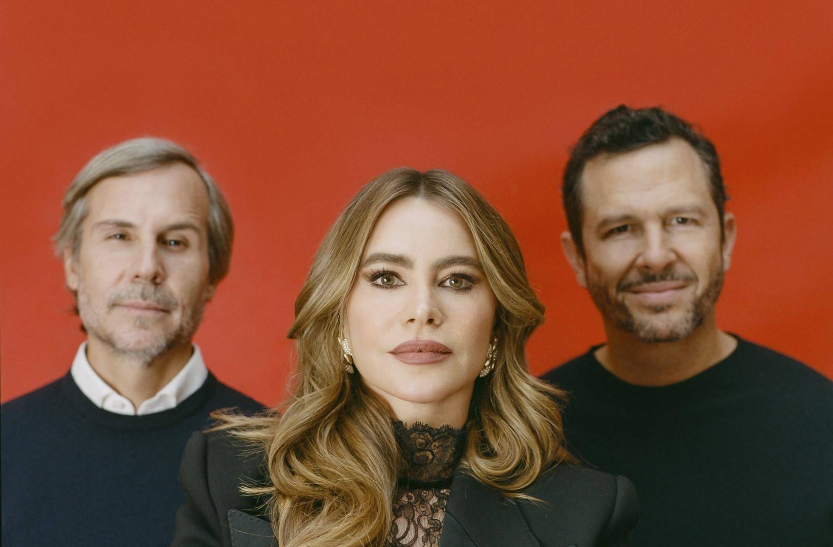 $!Sofía Vergara es la estrella y pro-ductora ejecutiva de “Griselda”, dirigida por Andrés Baiz (ext. izq.) y producida por Eric Newman.