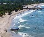 Vista panorámica de la playa de Tela, en Atlántida, uno de los destinos turísticos más visitados de Honduras durante el feriado de Semana Santa.