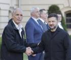El presidente ucraniano Volodímir Zelenski da la bienvenida al presidente hondureño Nasry Asfura antes de su reunión en Kiev, Ucrania, 19 de junio de 2026.