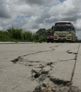 Aún no entregan pavimento, pero ya tiene múltiples daños