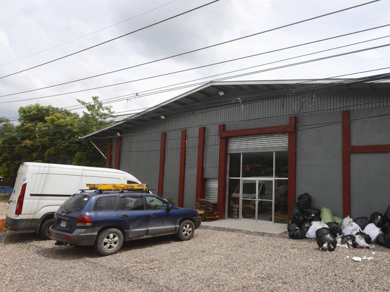 Los locales comerciales rentados por empresarios chinos en Potrerillos están ubicados a la orilla de la antigua carretera principal.