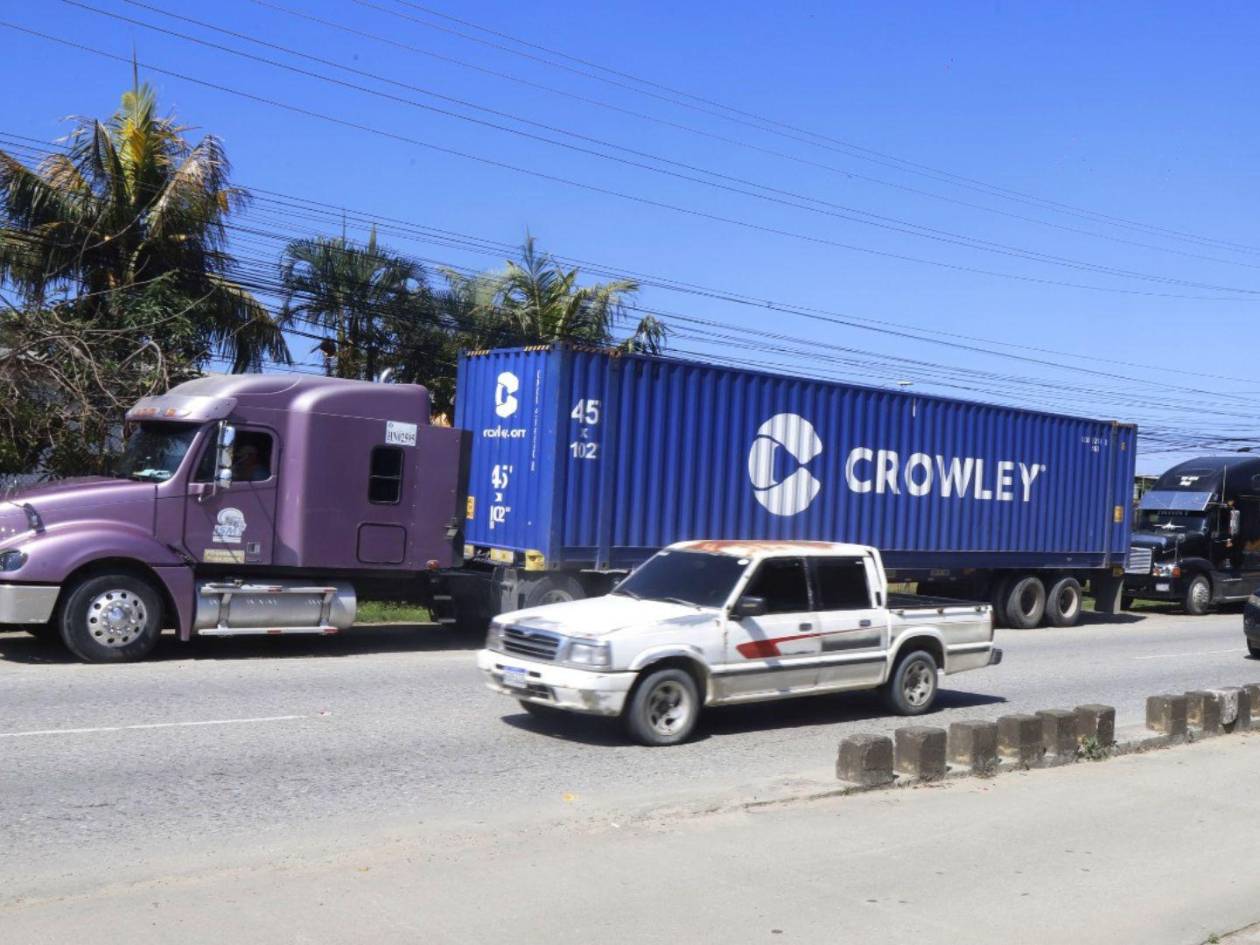 Las rastras cargadas de productos están varadas en largas filas a la espera de su turno en la Portuaria.