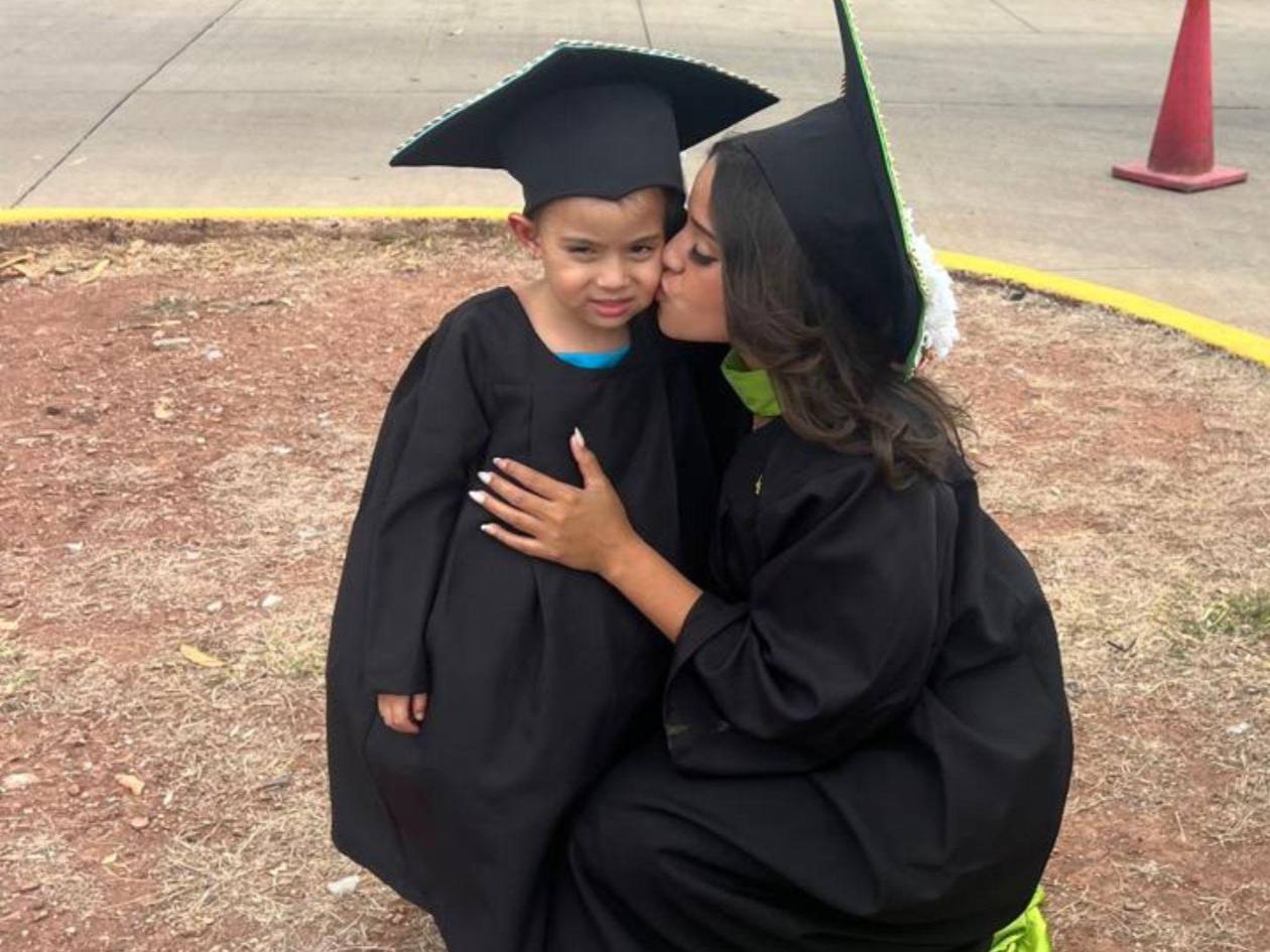 El pasado mes de marzo, Fernanda Andino obtuvo su título de licenciada en Periodismo, triunfó dedicado a su hija por ser su motivación.