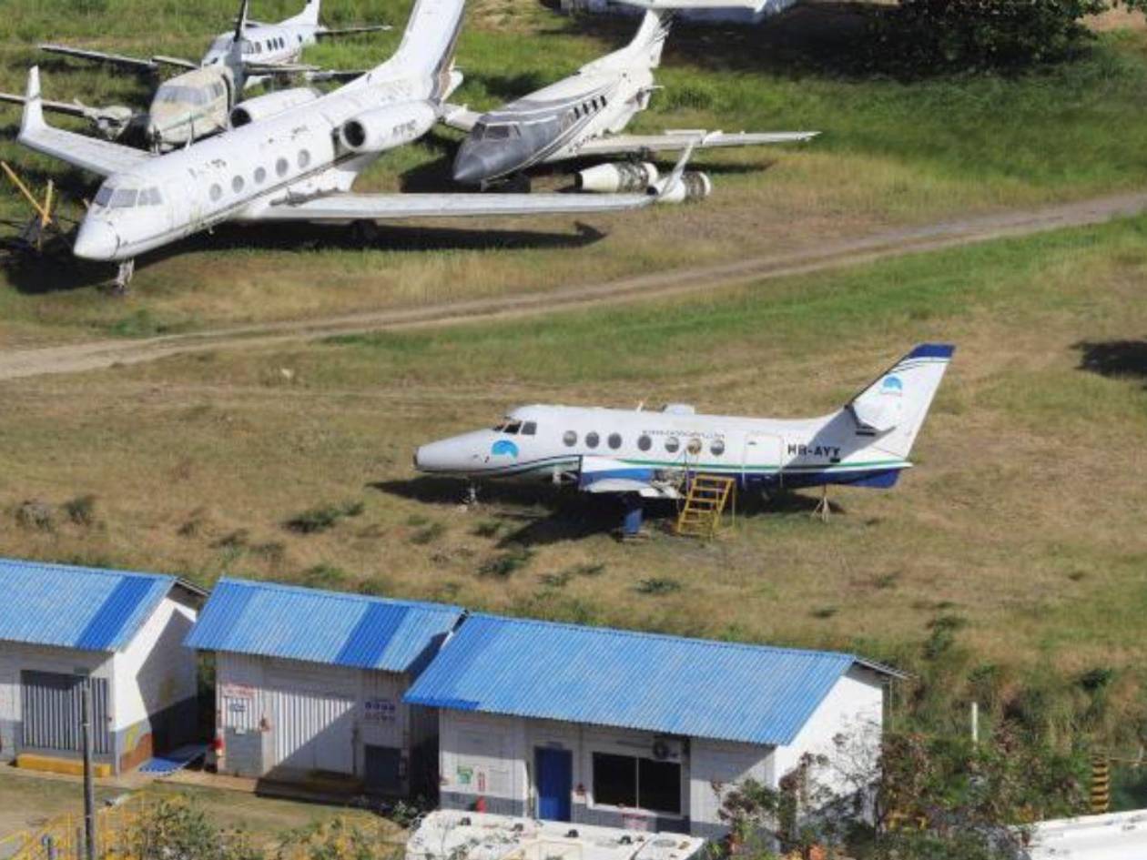 En los predios del aeropuerto de Roatán hay un avión de Lanhsa, igual al que cayó al mar y que en 2022 se salió de la pista al momento de aterrizar, provocando pánico en los pasajeros. Los expertos ingleses inspeccionaron el aparato.