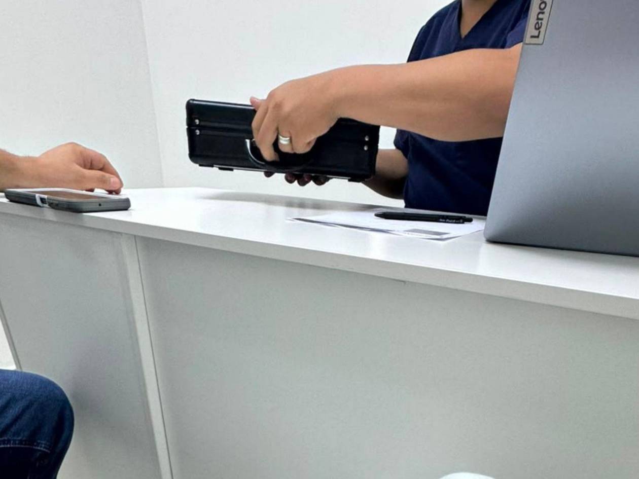 Esta es la máquina cuántica que utilizan para realizar supuestos exámenes a las víctimas que llegan a la clínica.
