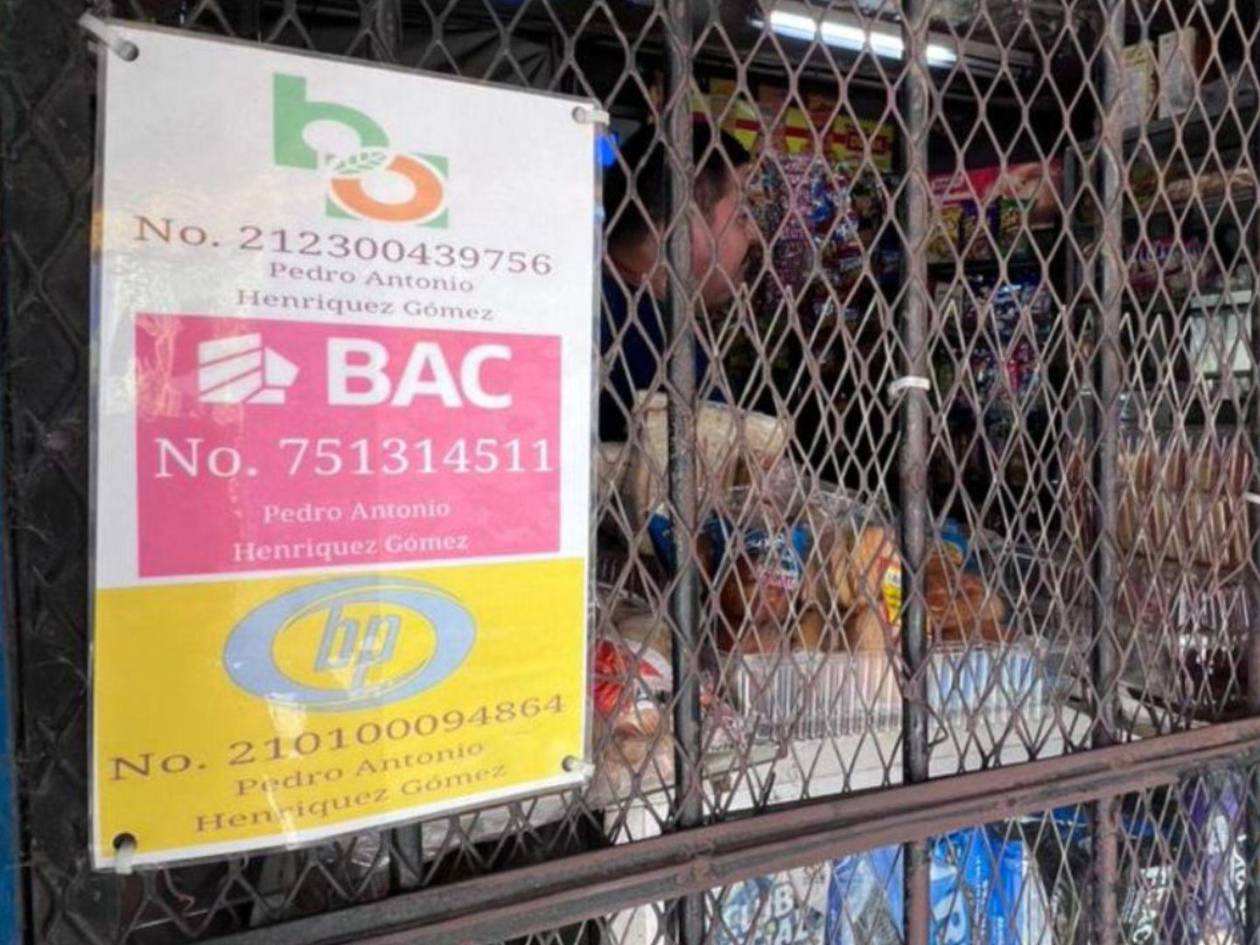 Los dueños de pulperías, como esta en el barrio Paz Barahona, también han tenido que adaptarse a la modernidad e incluir los cobros electrónicos.