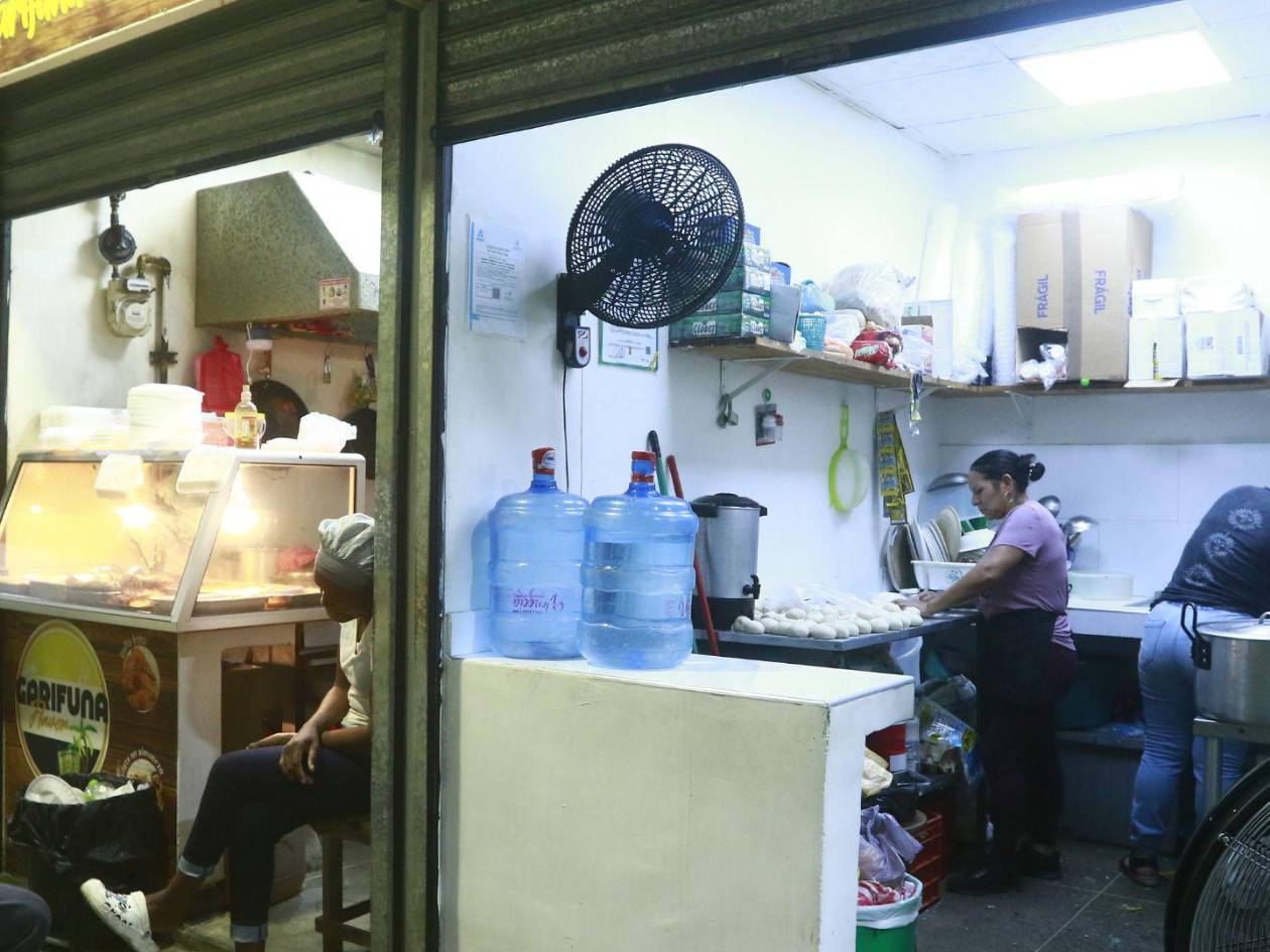 Los vendedores de lácteos y comedores enfrentan pérdidas debido a la inestabilidad en el suministro de energía eléctrica.
