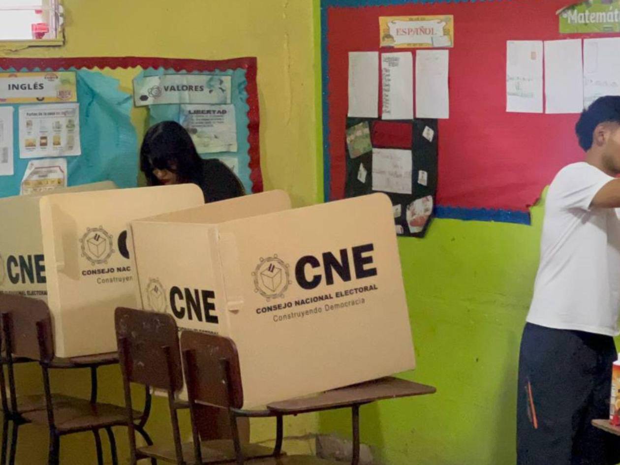 Electores jóvenes llegando desde tempranas horas del pasado domingo a las urnas durante las elecciones generales.
