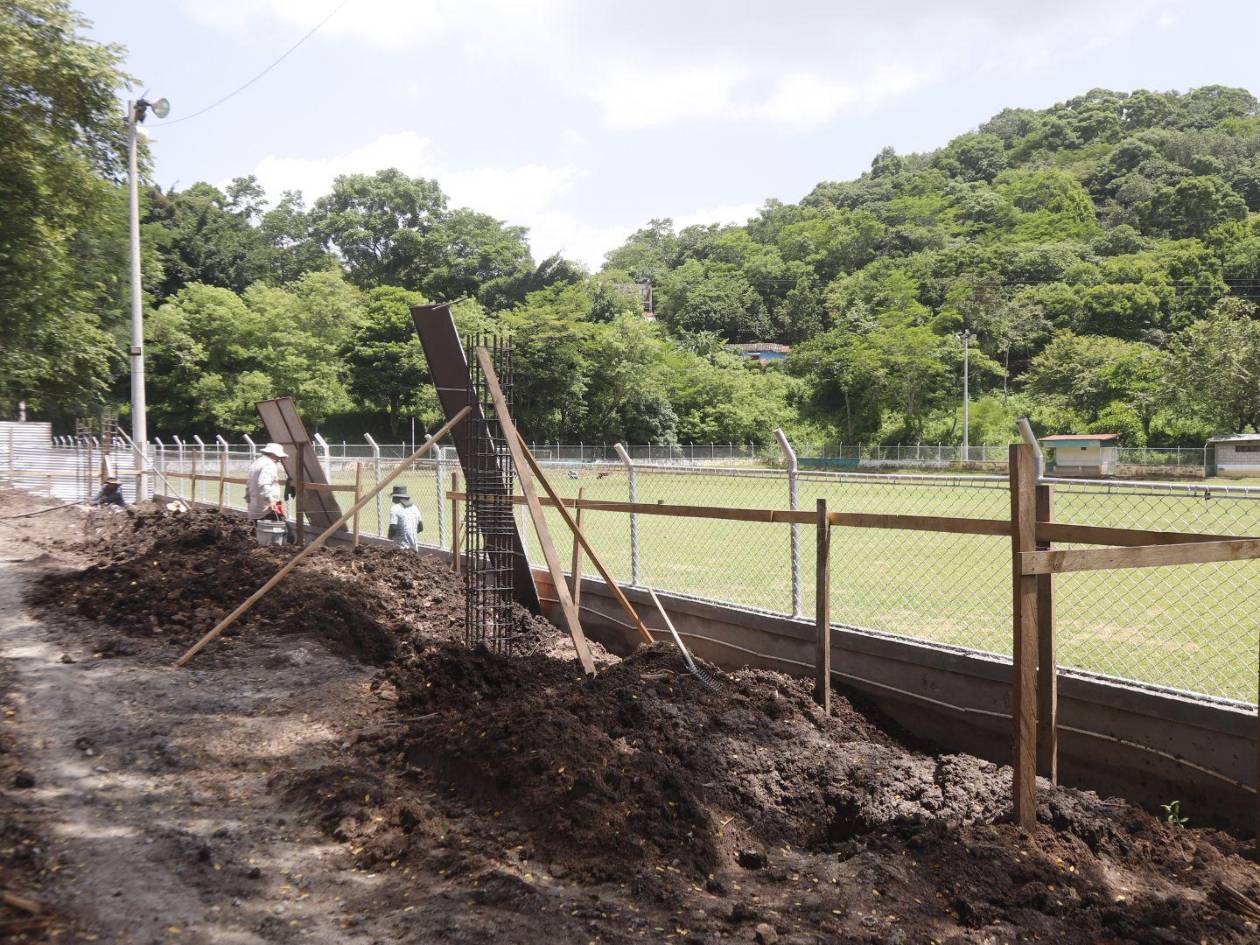 Esta imagen muestra la construcción de graderías en el estadio municipal de San Nicolás, Santa Bárbara, una obra que apenas fue iniciada recientemente por algunos diputados.