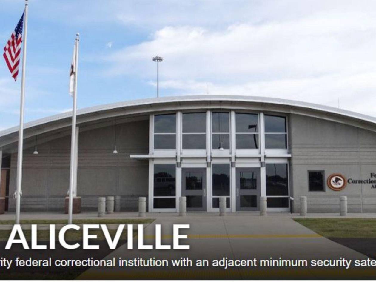 Una institución correccional federal de baja seguridad con un campamento satélite de seguridad mínima adyacente.